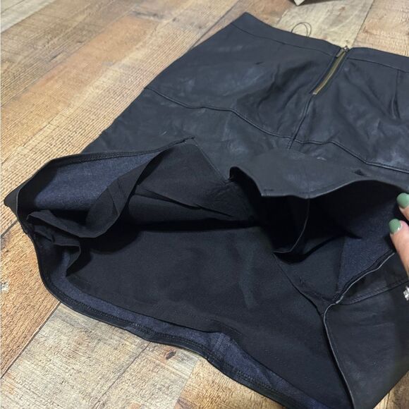 CAbi Vegan Leather Stretchy Skirt Size 2 Style Number 509 NWT - Picture 5 of 13